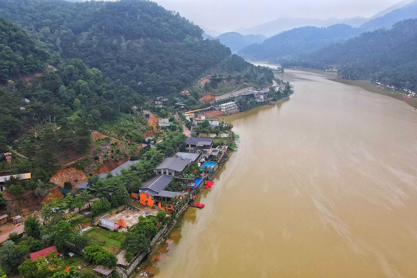 Hàng loạt công trình kiên cố được xây dựng quanh hồ Đồng Đò (xã Minh Trí) trong phạm vi quy hoạch rừng phòng hộ Sóc Sơn