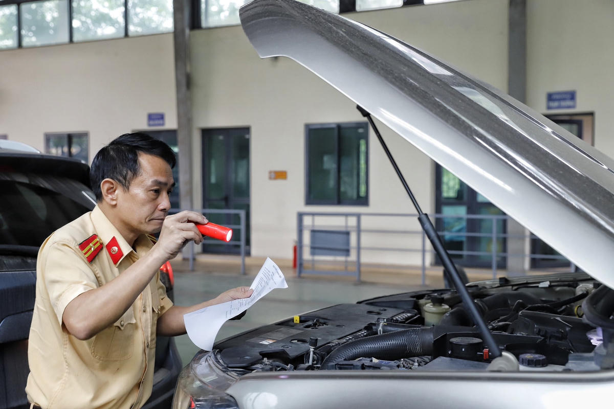 Một chiến sĩ CSGT hỗ trọ trung tâm đăng kiểm 29-03S cho biết, sau thời gian tập huấn, anh em giờ đã quen việc nên làm rất nhanh.