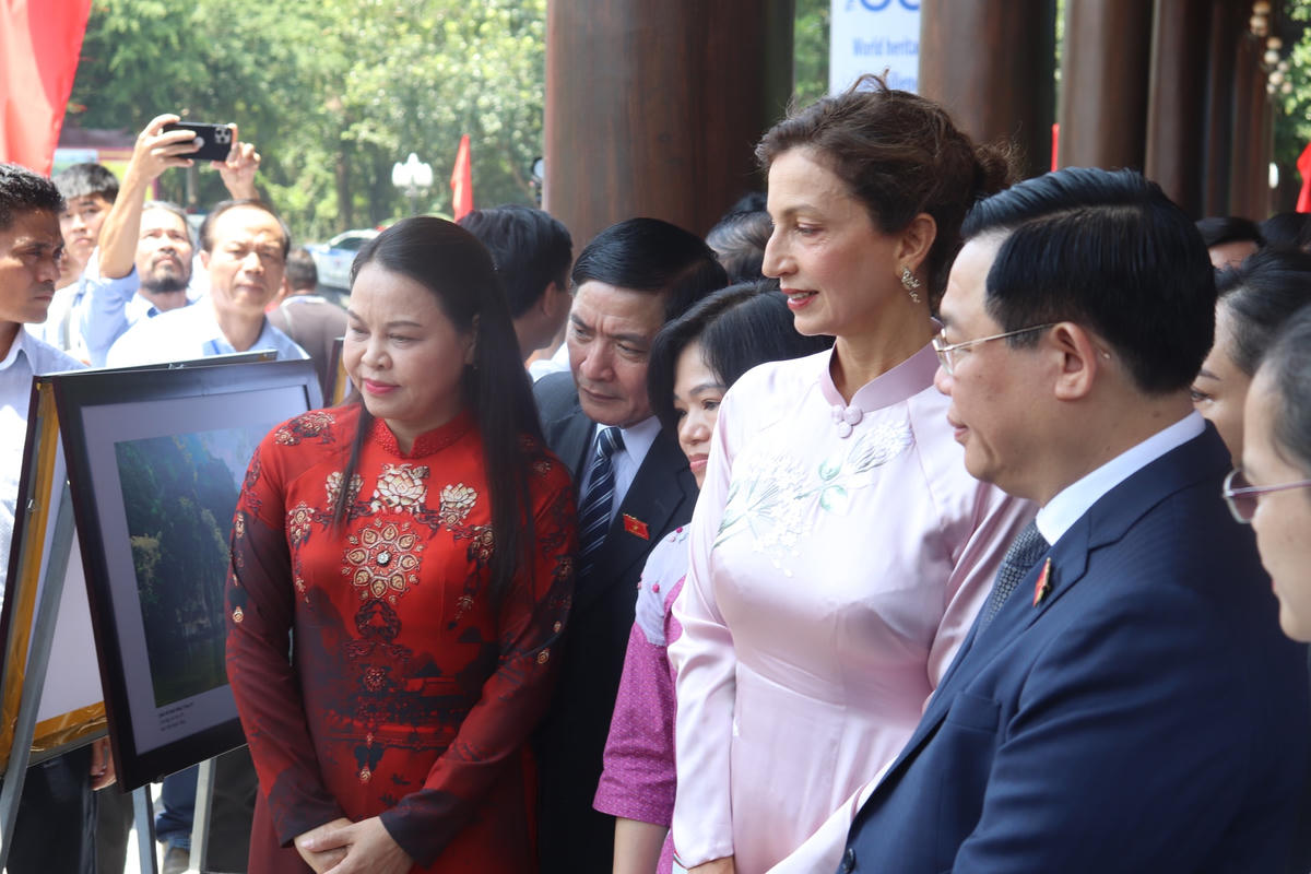 Bà Audrey Azoulay đánh giá cao mô hình phát triển kinh tế và du lịch bền vững mà vẫn có thể tôn trọng thiên nhiên của Di sản Tràng An.