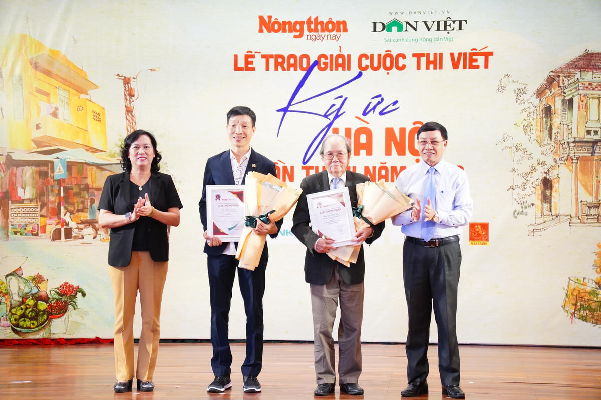 Các tác giả đạt giải Nhì tại cuộc thi viết Ký ức Hà Nội lần II (Ảnh: Ngọc Hà)