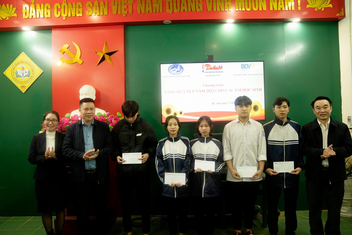 Những món quà ý nghĩa được trao tận tay cho các em học sinh.