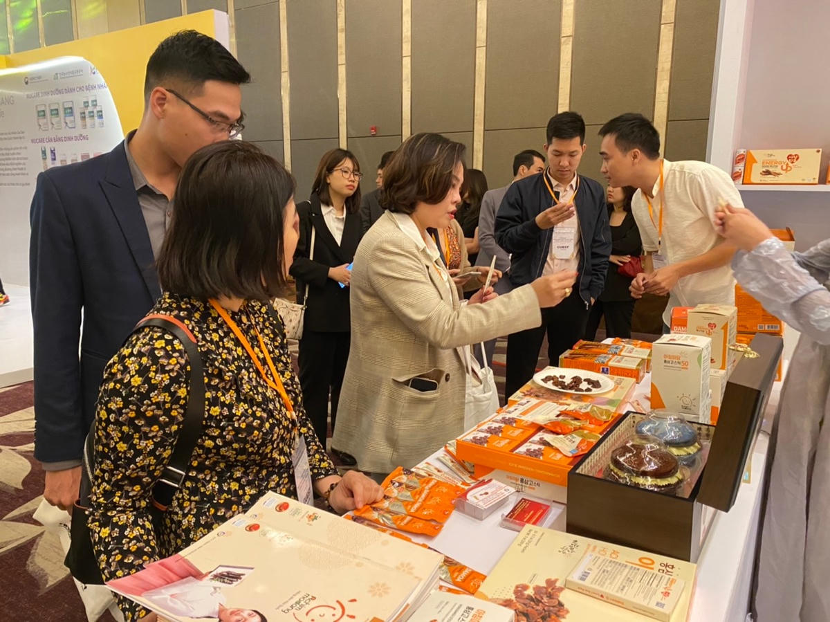 Khách mời tham quan các khu trưng bày sản phẩm tại hội thảo.