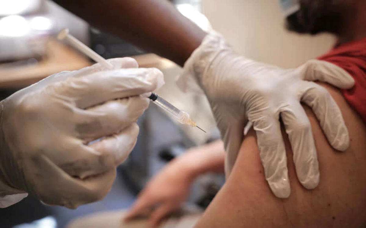 Nhiều nước đang triển khai tiêm vaccine phòng bệnh đậu mùa khỉ cho các đối tượng có nguy cơ cao. Ảnh: AP.
