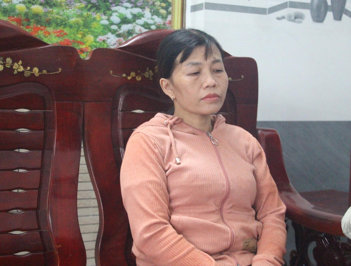 Chị Đinh Thị Bích Thủy lo lắng cho tính mạng của chồng mình.