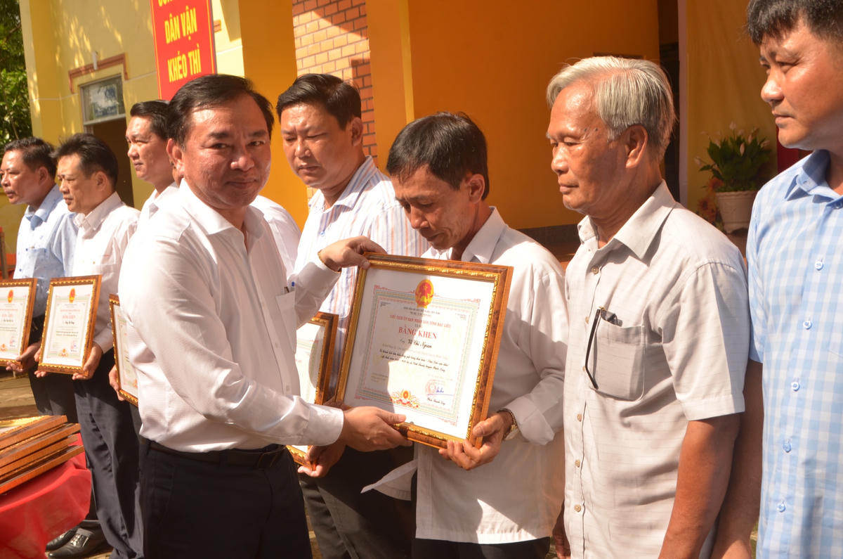 Phó chủ tịch UBND tỉnh Bạc Liêu Phan Thanh Duy tặng bằng khen cho các cá nhân có thành tích đóng gợp thực hiện các công trình phần việc "Năm dân vận khéo" tại xã Vĩnh Thanh.