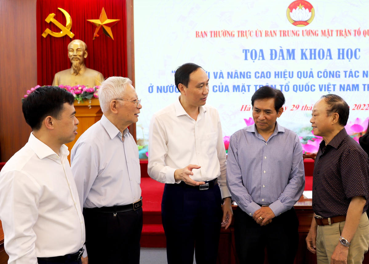 Phó Chủ tịch Phùng Khánh Tài trao đổi bên lề cùng các đại biểu tham dự Tọa đàm.