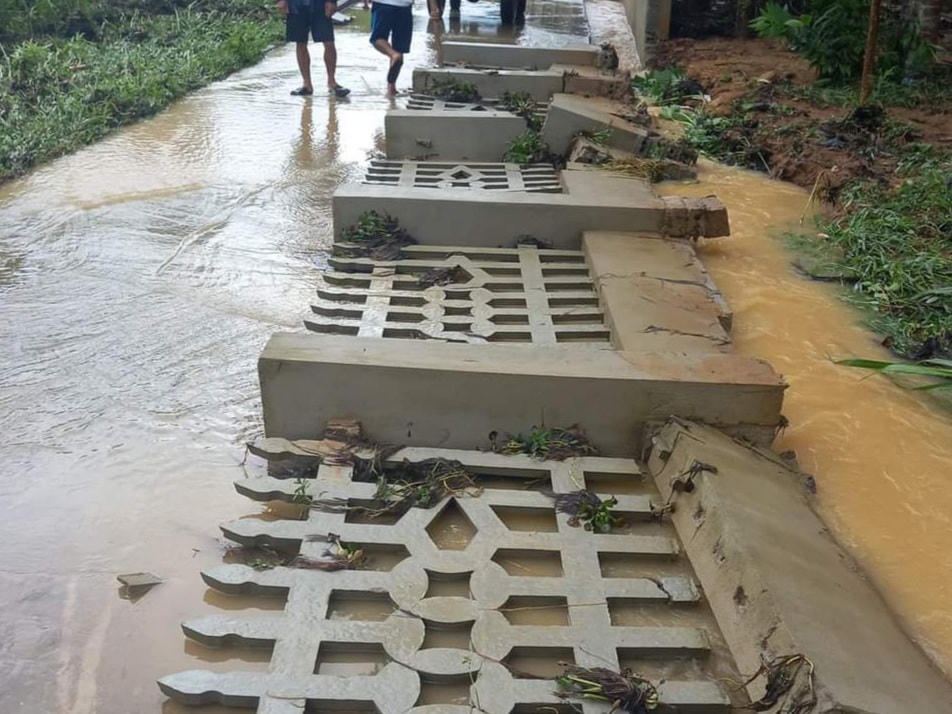 Nước lũ khiến móng của một căn nhà bật ngửa.