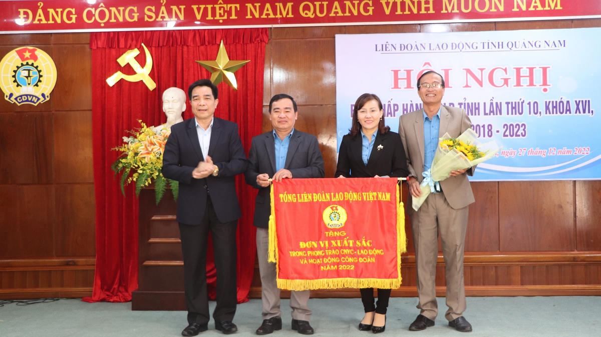 Trao cờ tặng đơn vị xuất sắc của Tổng LĐLĐ Việt Nam cho LĐLĐ tỉnh Quảng Nam.