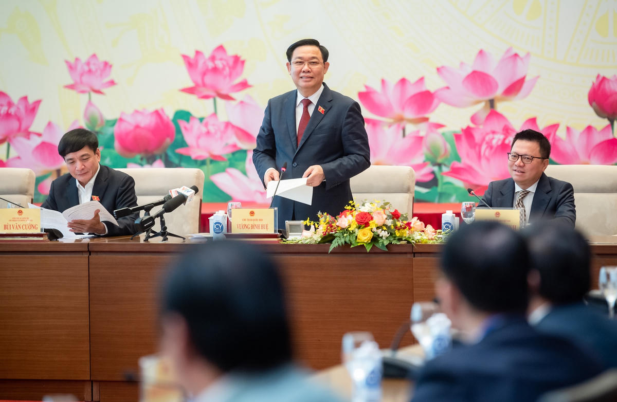Chủ tịch Quốc hội Vương Đình Huệ phát biểu tại cuộc gặp mặt. Nguồn: quochoi.vn
