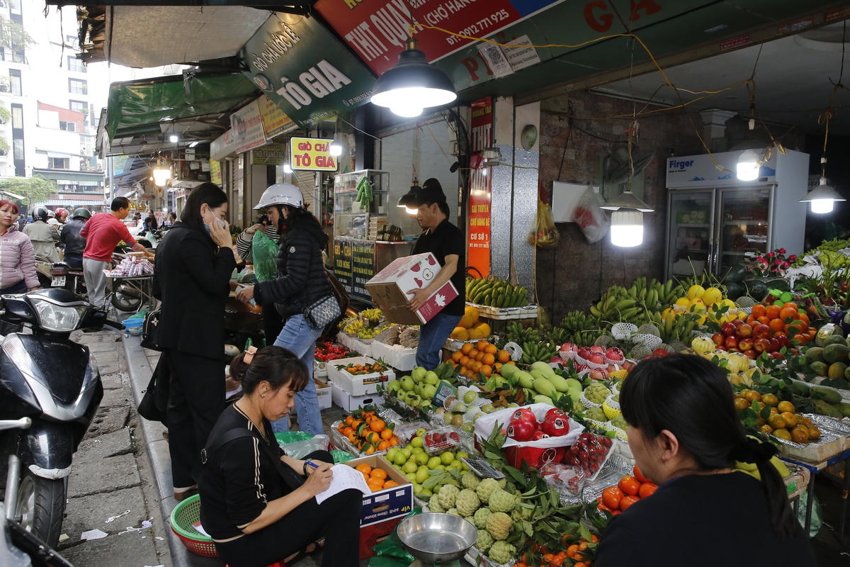 Hà Nội: Đồ lễ cúng ông Công, ông Táo tại chợ Hàng Bè giá cao ngất ngưởng vẫn hút khách