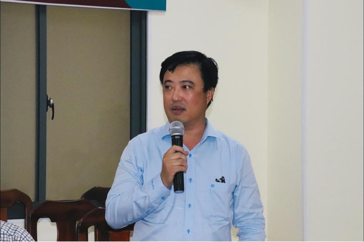 Đại diện Sở Công Thương và Cục thuế Thành phố báo cáo với đoàn giám sát.