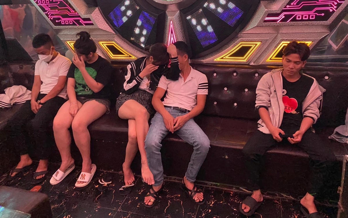 Các đối tượng sử dụng ma túy trong quán karaoke Nam Bảo.