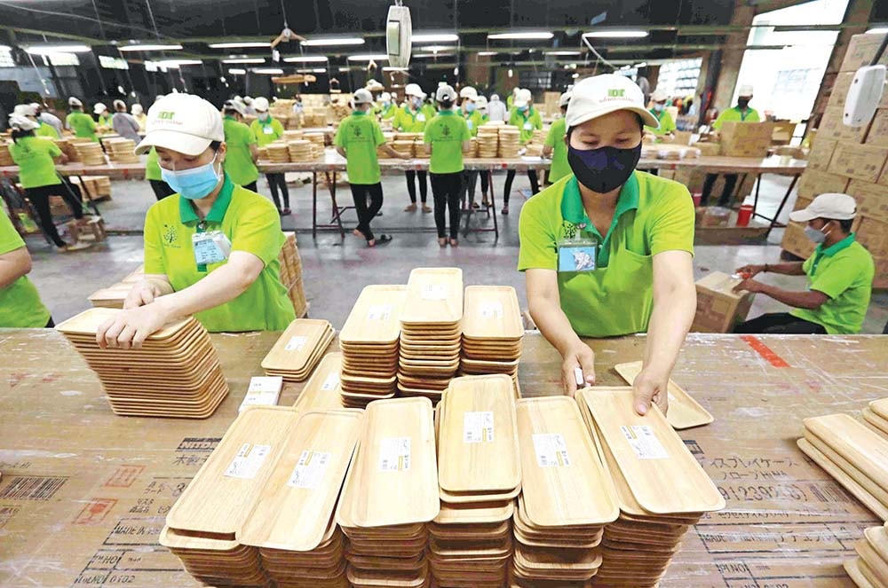 Sản phẩm gỗ là mặt hàng xuất khẩu quan trọng nhưng nhiều doanh nghiệp chế biến gỗ đang lao đao vì bị chậm hoàn thuế. Ảnh: Ngô Nguyên.