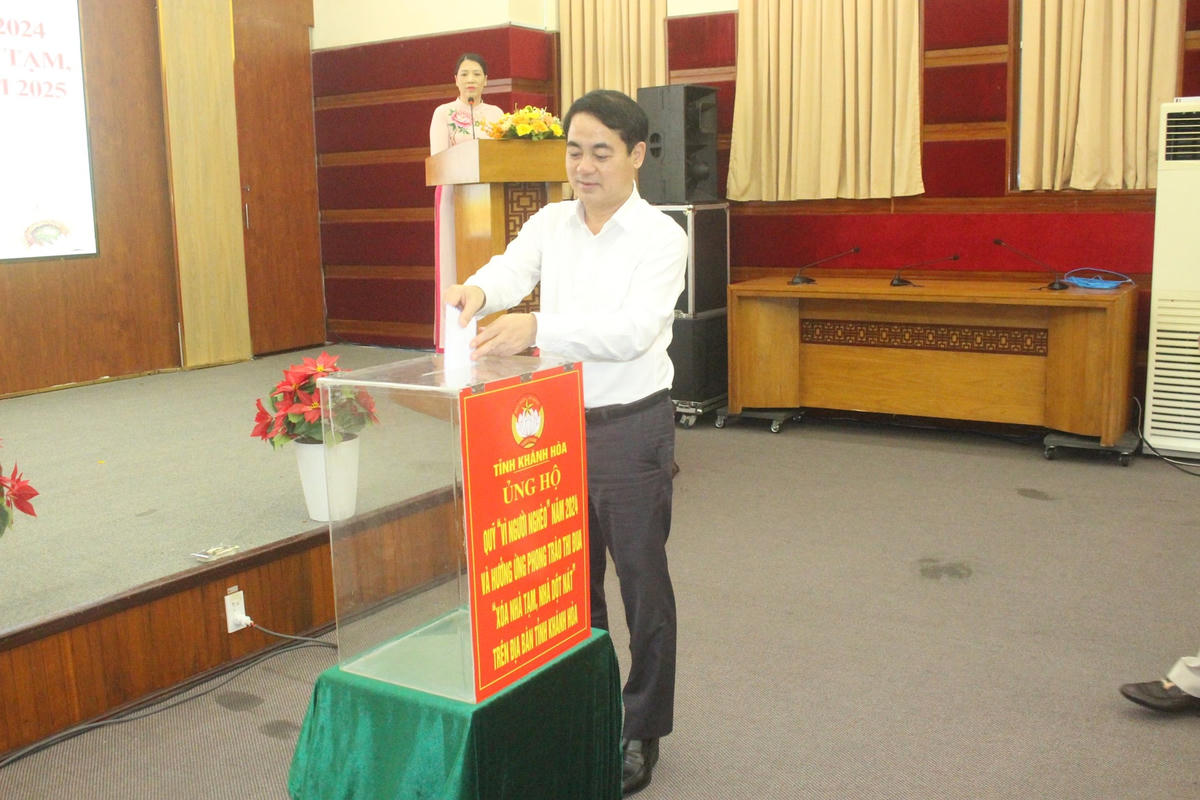 Ông Nghiêm Xuân Thành, Ủy viên Trung ương Đảng, Bí thư Tỉnh ủy Khánh Hòa ủng hộ Quỹ vì người người nghèo.