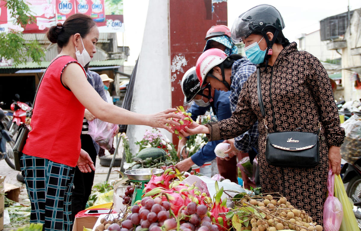 Người dân Hà Tĩnh rộn ràng đi sắm lễ ngày Rằm tháng Bảy
