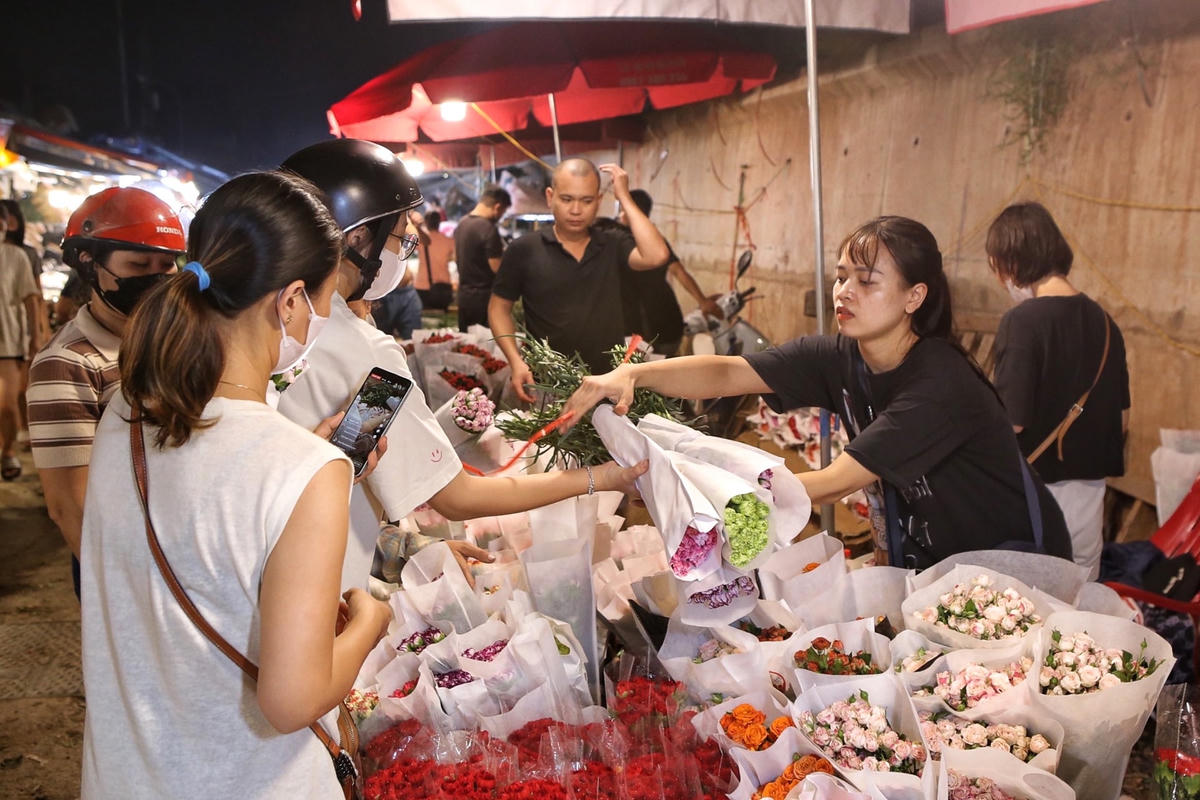Chợ hoa lớn nhất Thủ đô tấp nập trước Ngày phụ nữ Việt Nam