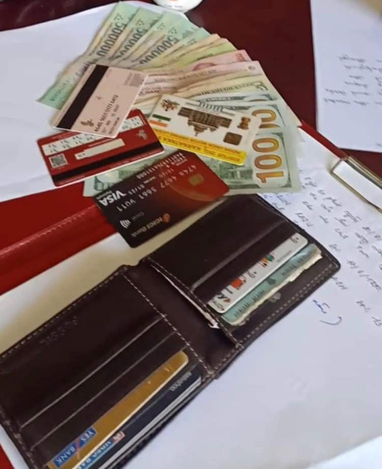 Chiếc ví của hai du khách Ấn Độ đã làm rơi.
