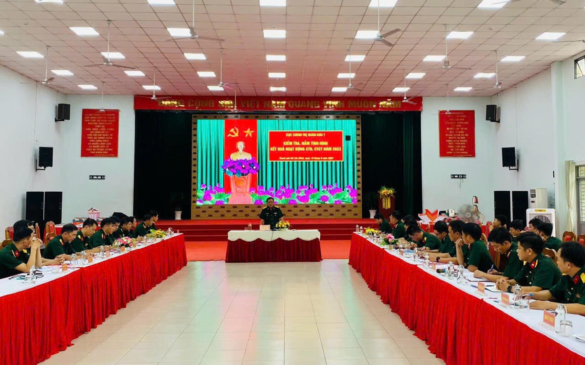 Quang cảnh Đoàn công tác Cục Chính trị của Quân khu 7 làm việc với Trung đoàn Gia Định. (Ảnh: Minh Phương)