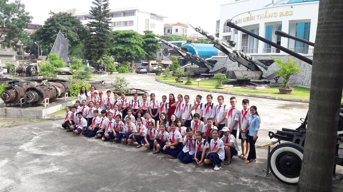 Học sinh trải nghiệm tại Bảo tàng Chiến thắng B-52.