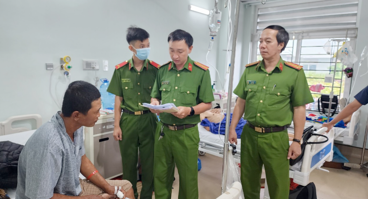 Công an tống đạt lệnh bắt tạm giam Danh Dương
