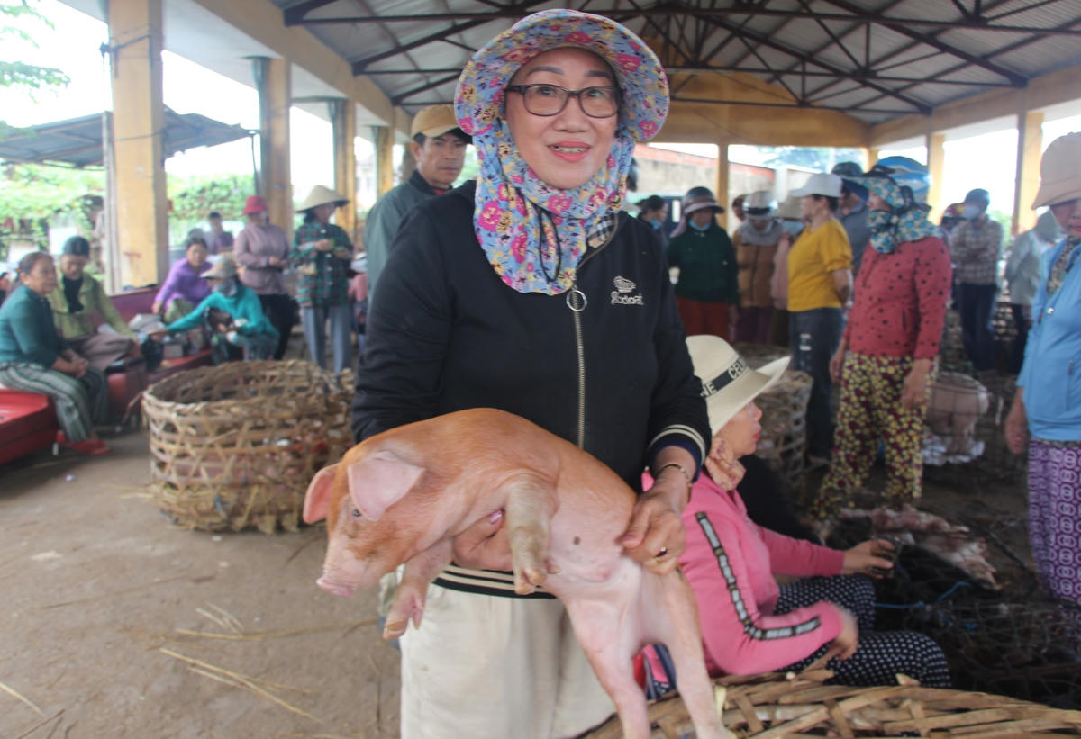 Bà Văn Thị Tần chia sẻ về nghề bồng heo.