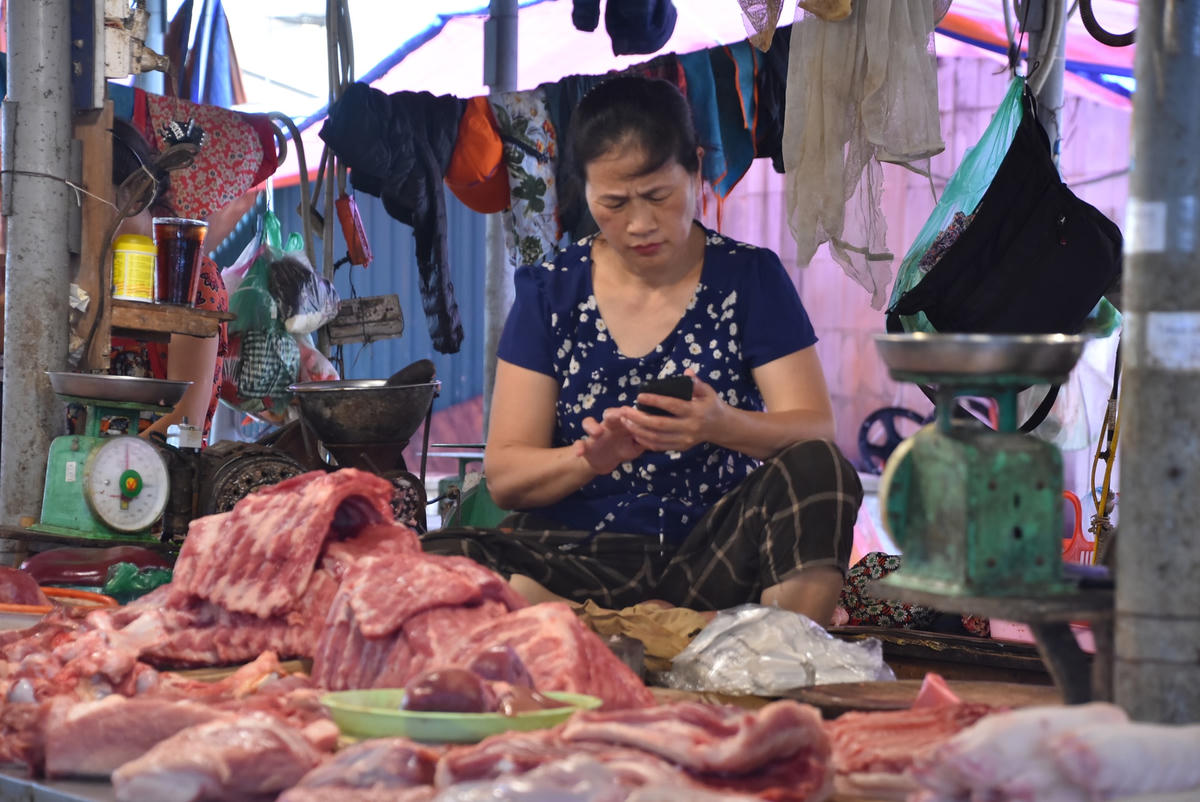 Giá thịt lợn tăng ‘choáng’, người dân méo mặt