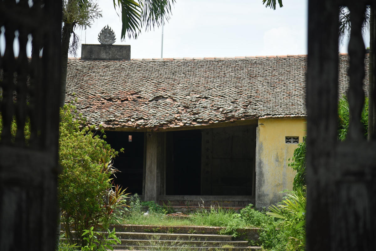 Nhiều vị trí tường vôi đã nứt thành từng mảng lớn. Nền gạch bong tróc, hệ thống cửa và cột kèo bị mối mọt đục rỗng bên trong. Xung quanh chùa cỏ mọc um tùm, nhiều vật liệu xây dựng như gạch chất rất nhiều trong sân chùa tạo cảnh hoang tàn.