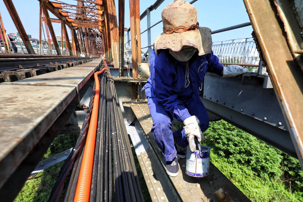 Để tránh bớt nắng nóng, các công nhân tại đây bắt đầu làm việc từ 6h sáng. Mỗi nhóm sẽ được giao khoán phụ trách một đoạn, cứ thế các nhóm tập trung sơn, làm đến tận trưa, đến khi nào hoàn thành mới thôi. 