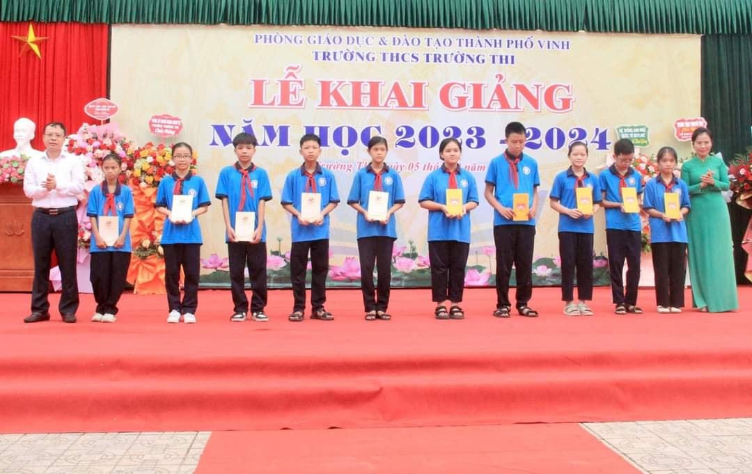 Chủ tịch Uỷ ban MTTQ tỉnh Nghệ An, bà Võ Thị Minh Sinh dự lễ khai giảng và trao quà tại Trường THCS Trường Thi, TP Vinh.