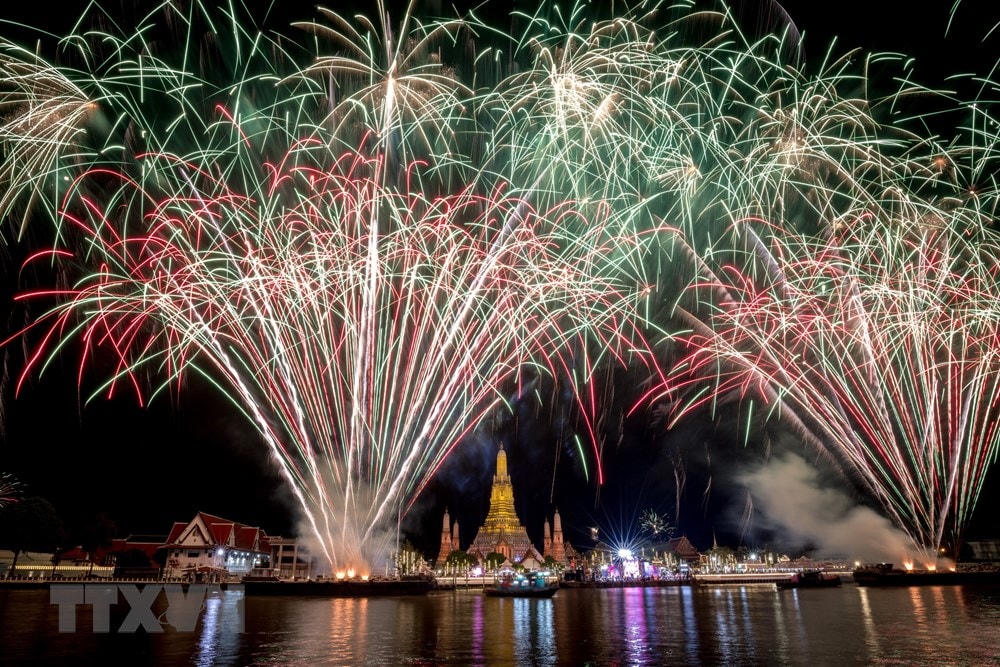 Màn pháo hoa rực rỡ chào đón Năm mới ở Bangkok, Thái Lan ngày 1/1/2023. (Ảnh: AFP/TTXVN).