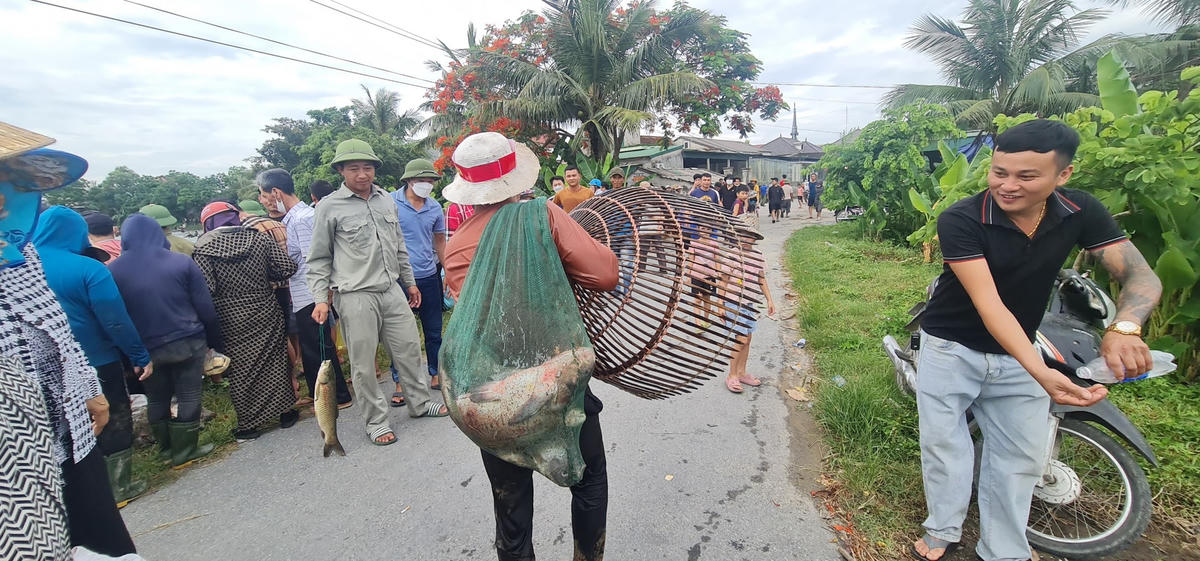 Lễ hội là dịp để người dân giải trí sau những ngày lao động mệt nhọc, thắm tình đoàn kết Lương - Giáo tại Giáo xứ Lập Thạch.