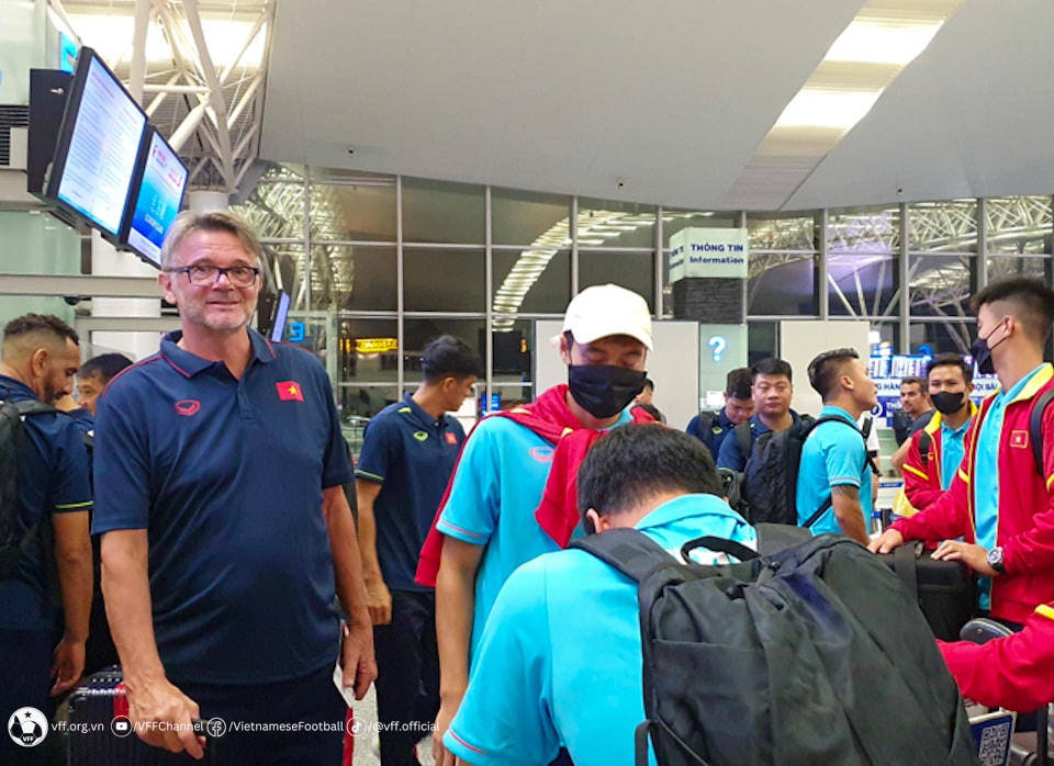 HLV Philippe Troussier tỏ ra khá hào hứng trước chuyến du đấu tại Trung Quốc, sau đó là Hàn Quốc trong dịp FIFA Days tháng 10. Ảnh: VFF.
