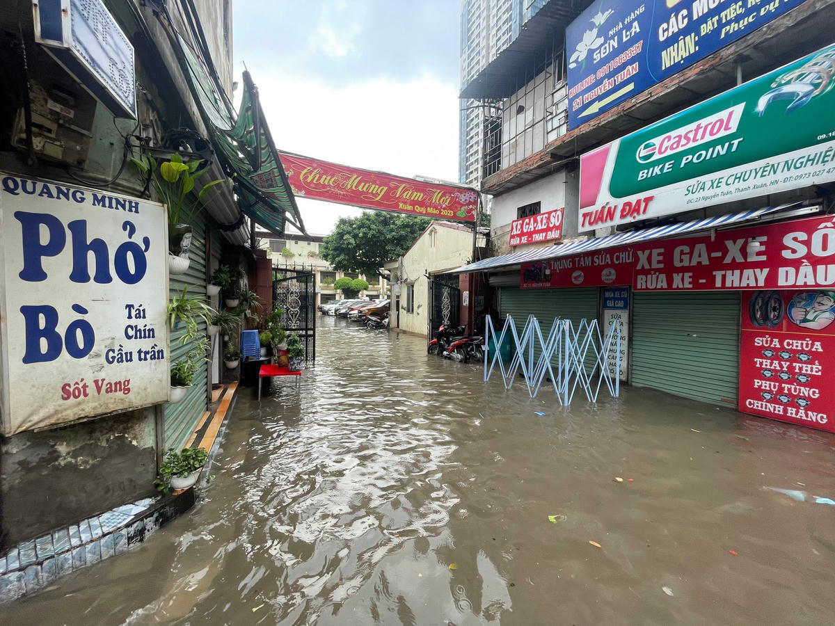 Hà Nội: Mưa lớn, đường ngập, nhiều người phải dắt xe