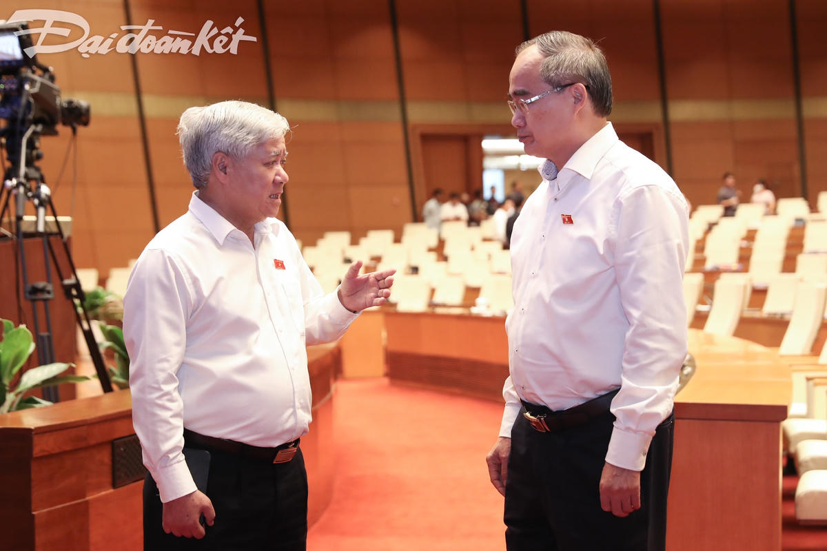 Chủ tịch UBTƯ MTTQ Việt Nam Đỗ Văn Chiến trao đổi với ông Nguyễn Thiện Nhân, nguyên Chủ tịch UBTƯ MTTQ Việt Nam, nguyên Bộ trưởng Bộ Giáo dục và Đào tạo. (Ảnh: Quang Vinh).