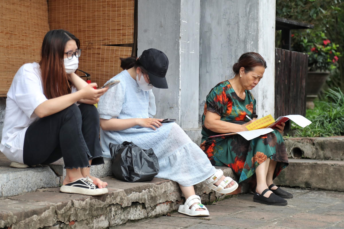 Không chỉ có các sĩ tử mà các phụ huynh cũng có mặt để cùng các em sắp lễ, thắp hương.