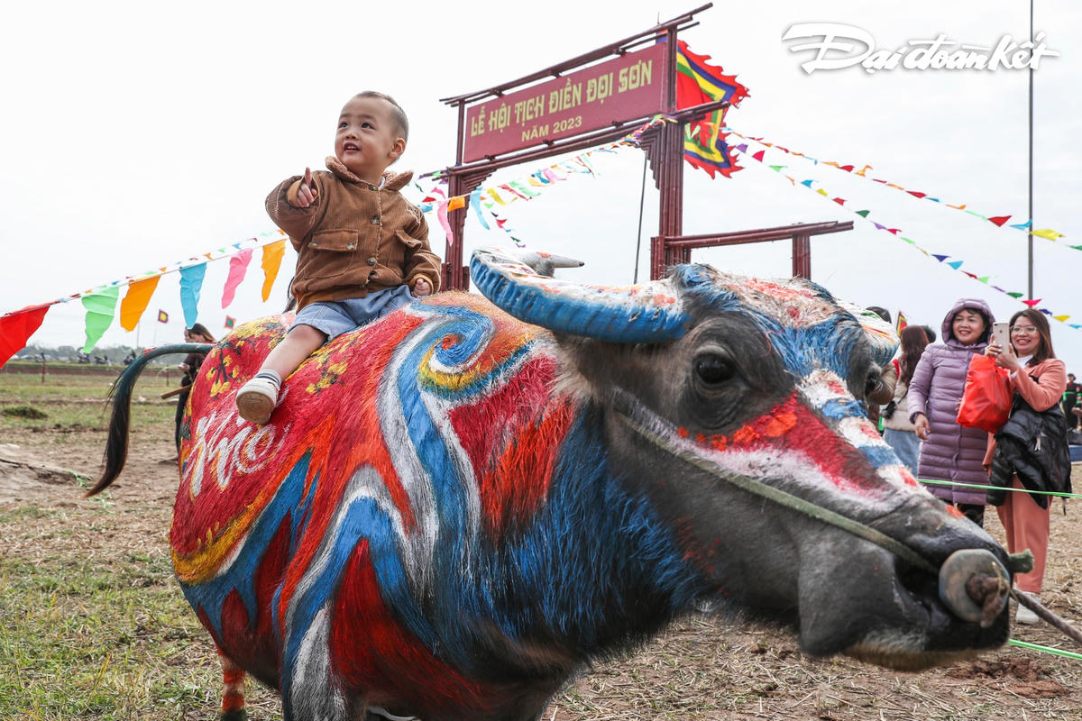 Nhiều trẻ em và người dân thích thú chụp ảnh cùng những chú trâu được tô điểm vô cùng sặc sỡ và bắt mắt.