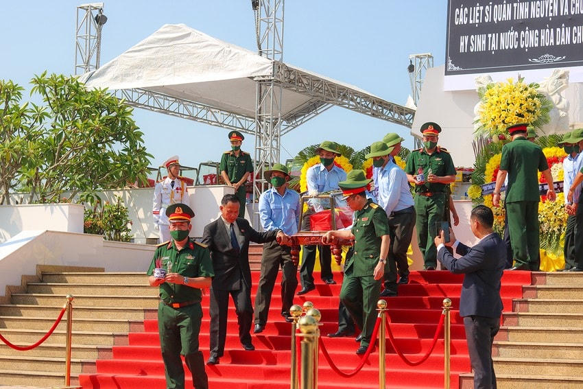 Lễ truy điệu và an táng 19 hài cốt liệt sĩ tại Nghĩa trang liệt sĩ Ba Dốc.