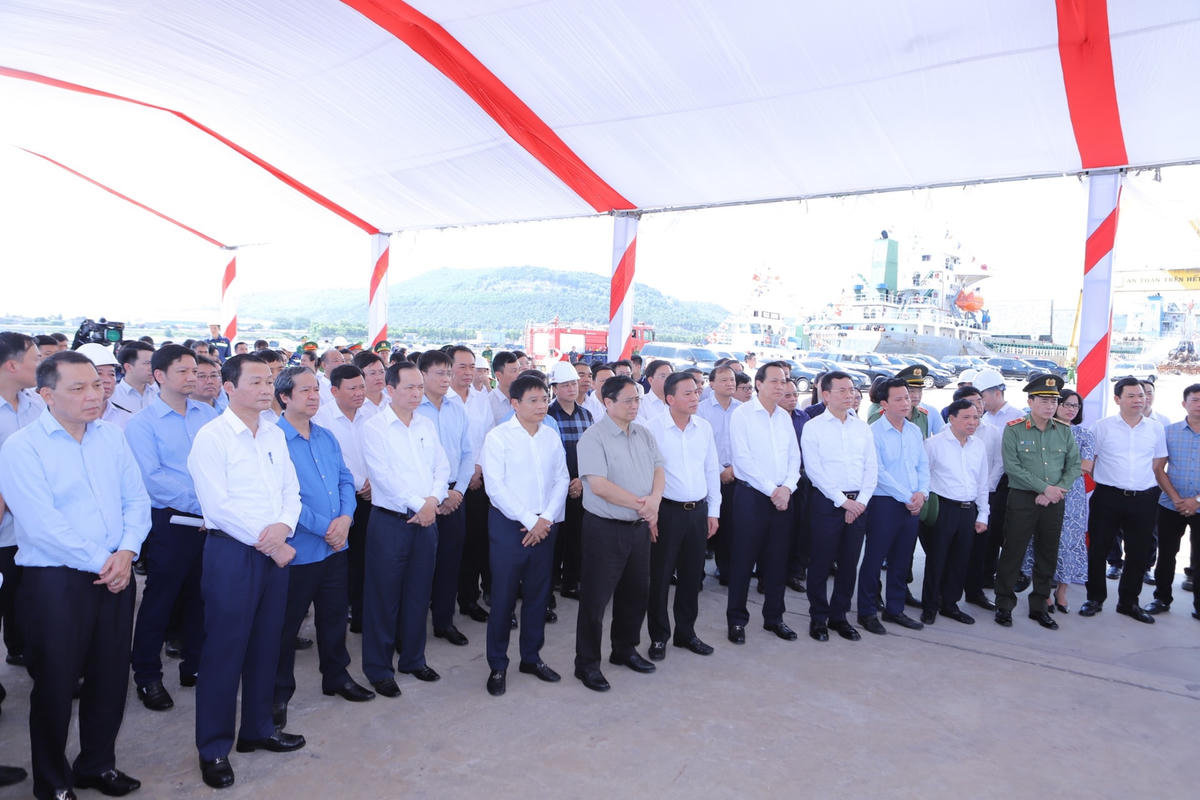 Đoàn công tác do Thủ tướng Phạm Minh Chính dẫn đầu thị sát tại Khu kinh tế Nghi Sơn.