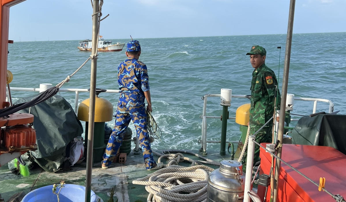 Tàu cứu nạn Bộ đội Biên phòng hỗ trợ lai dắt tàu bị nạn về nơi an toàn.