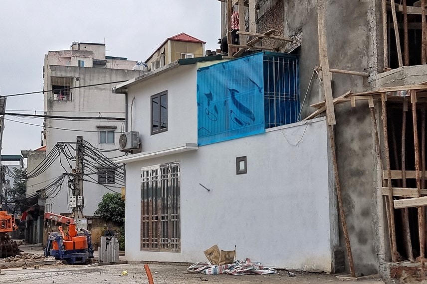 Thời điểm sau khi giải phóng mặt bằng, khu vực này xuất hiện nhiều căn nhà có diện tích nhỏ hẹp với hình thù méo mó. Bên cạnh đó, vấn đề ô nhiễm môi trường cũng được nhiều người dân phản ánh.