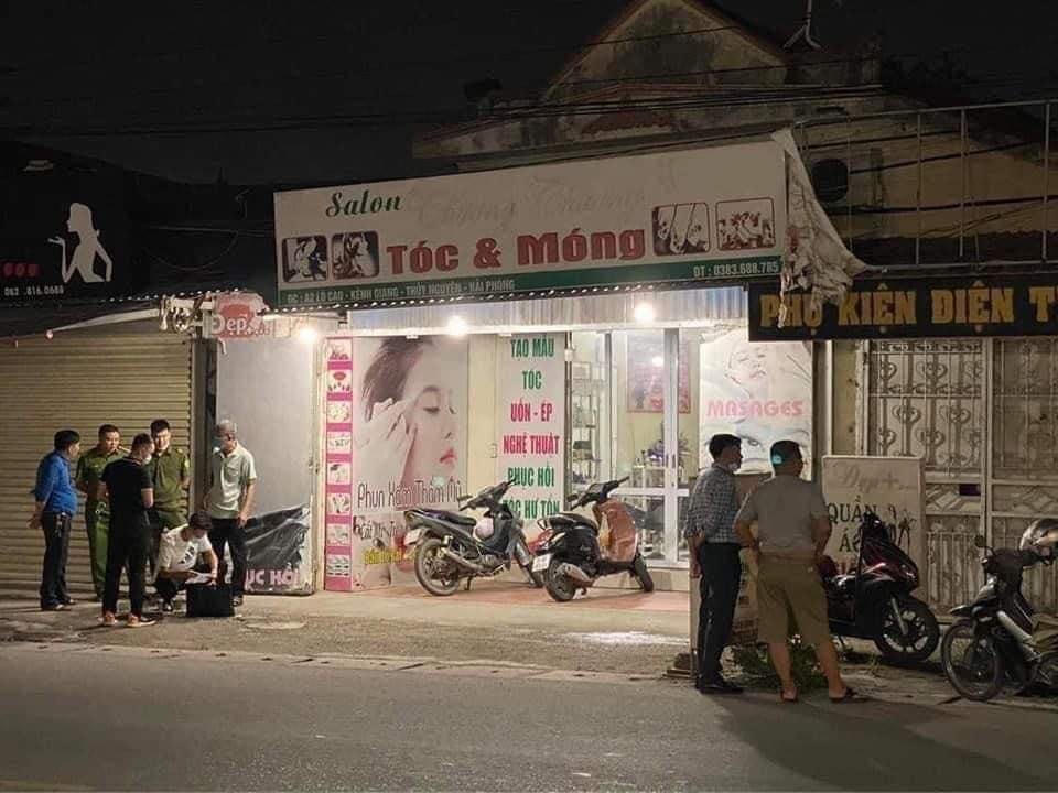 Lực lượng chức năng bảo vệ hiện trường vụ án. 