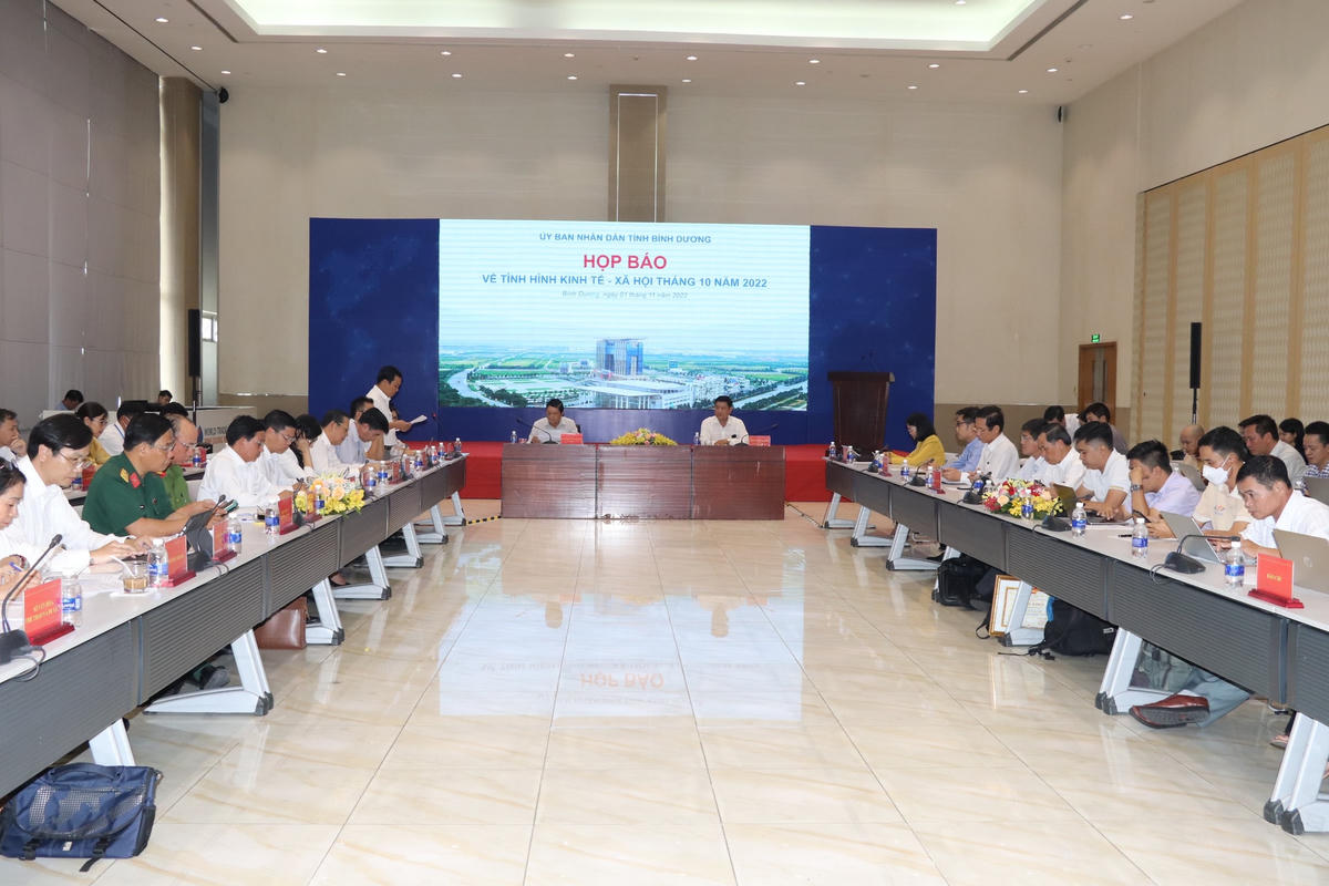 Quang cảnh buổi họp báo thông tin về tình hình kinh tế - xã hội tháng 10 năm 2022 của tỉnh Bình Dương.