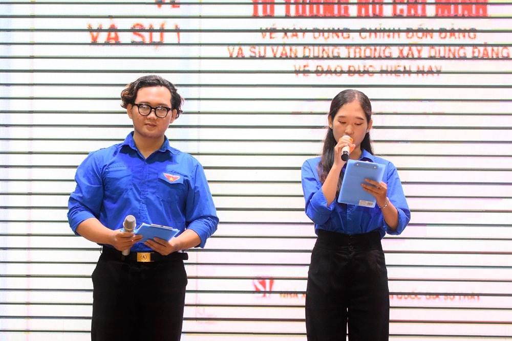 Các bạn sinh viên tham gia phần thi giới thiệu sách.