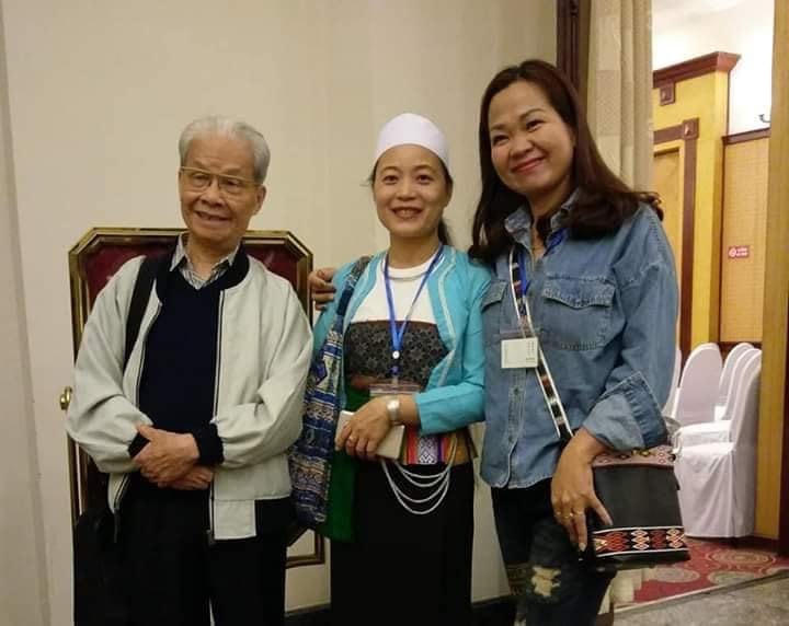 Nhà thơ Bùi Tuyết Mai (giữa) chụp ảnh chung với nhạc sĩ Nguyễn Tài Tuệ và bạn thơ. Ảnh tư liệu.  