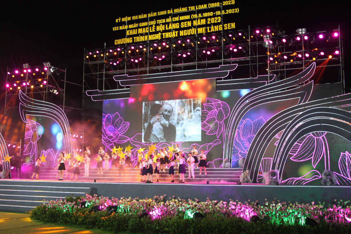 Chương trình nghệ thuật tại đêm Khai mạc Lễ hội làng Sen.