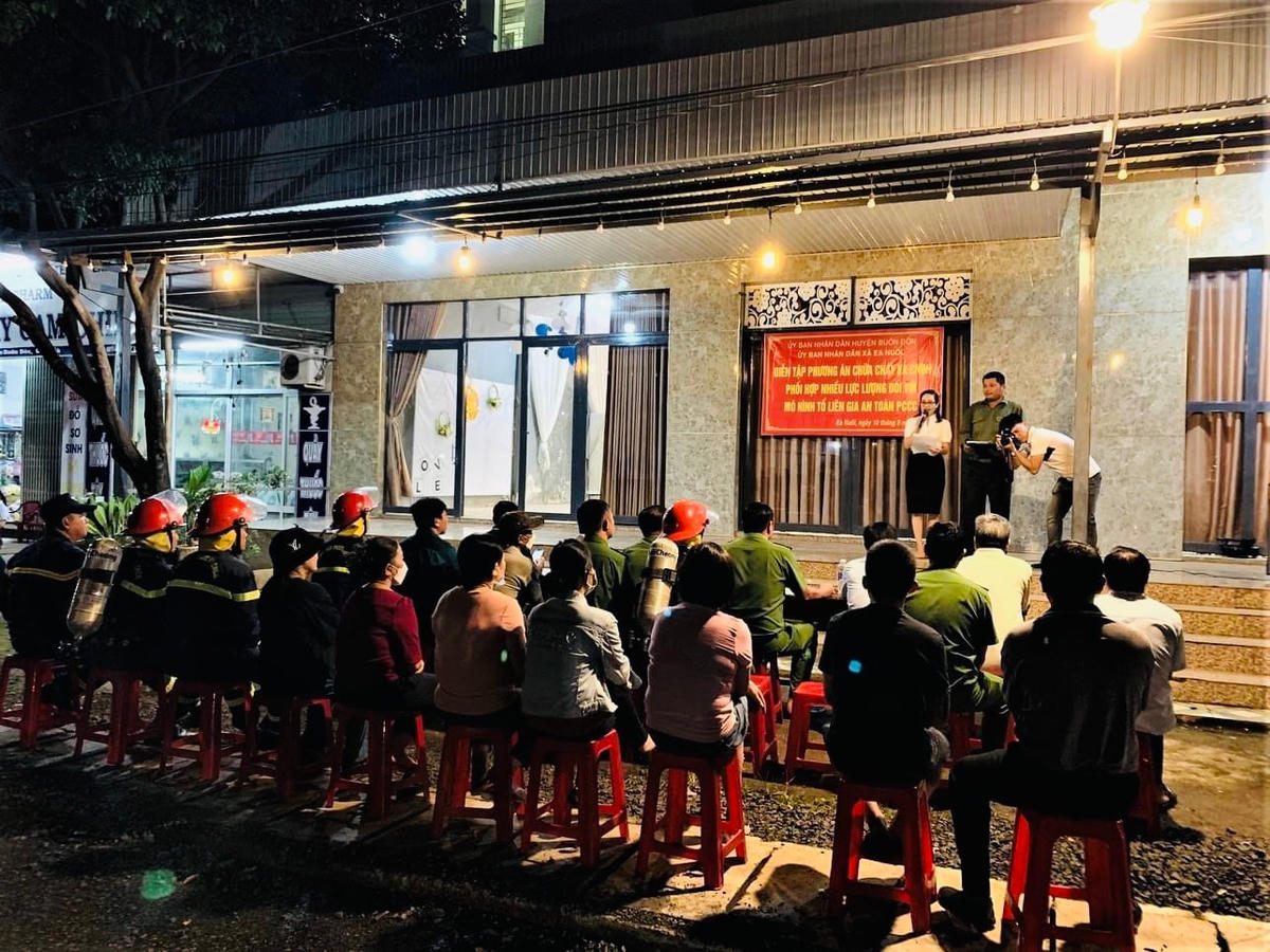 Thực tập phương án chữa cháy và cứu nạn, cứu hộ tại huyện Buôn Đôn.