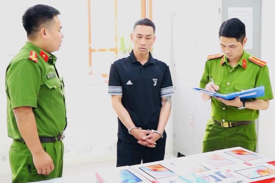 Nguyễn Nhật Trường và số tang vật trộm cắp tại cơ quan điều tra.