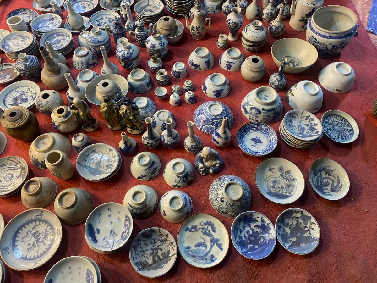 Tận thấy phiên chợ 'mua may, bán rủi' đầu xuân