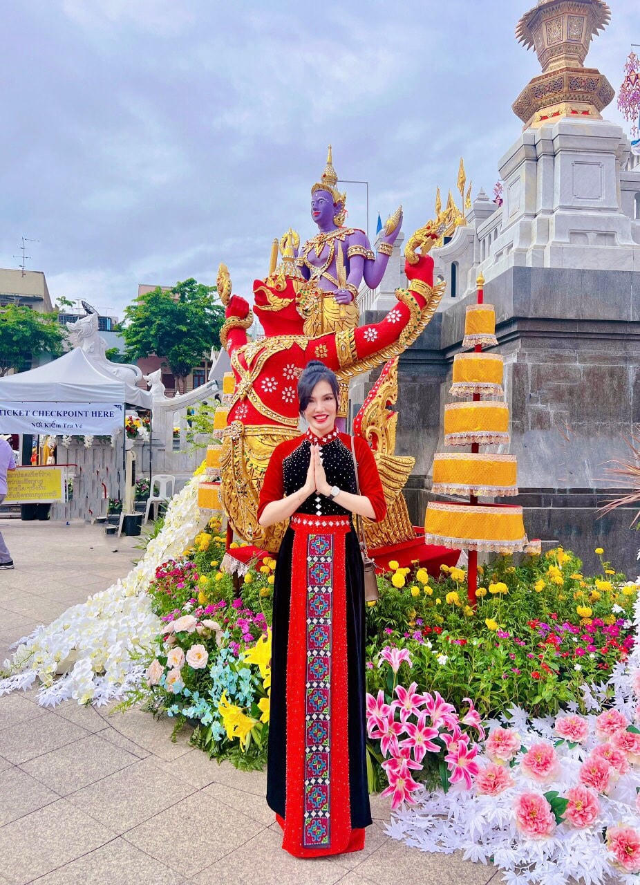 Không chỉ bạn bè trong nước, du khách quốc tế cũng bày tỏ sự thích thú với tà áo dài do chính tay David Le thiết kế. Ảnh: NVCC. 