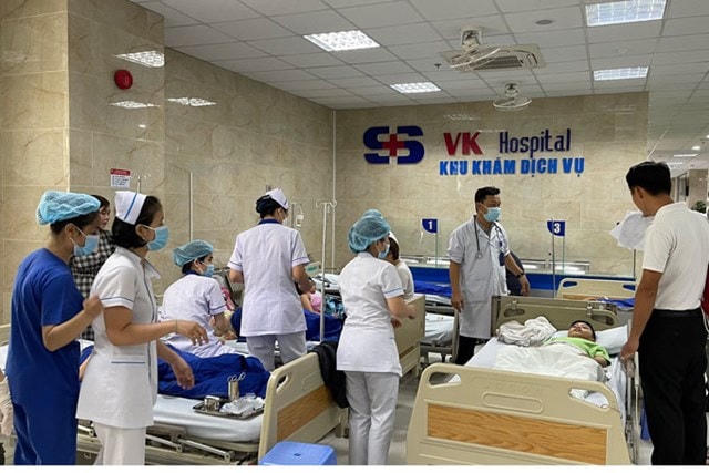 Y, bác sỹ Bệnh viện 22/12 đang theo dõi sức khỏe cho các cháu học sinh.